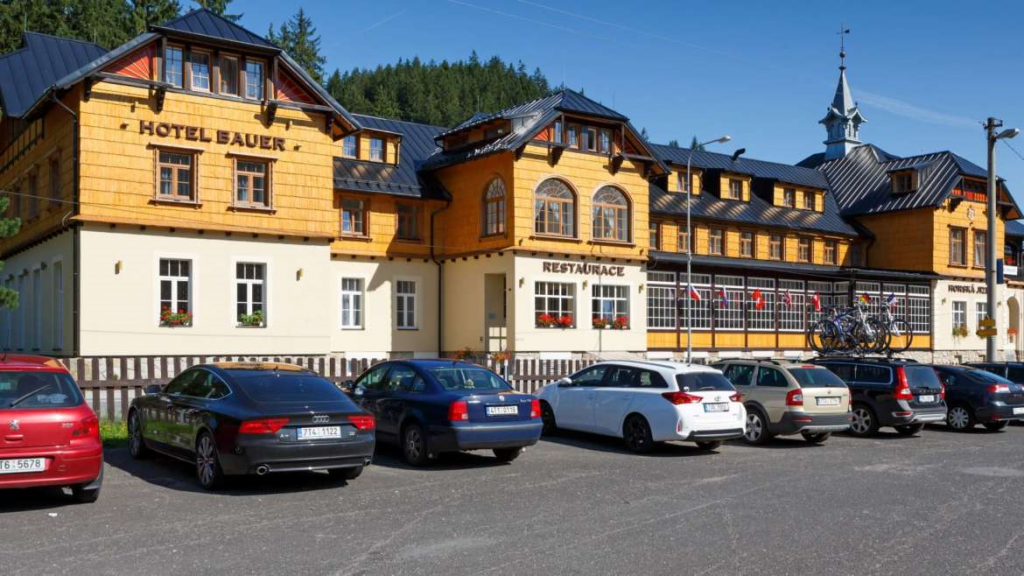 Hotel Bauer, Bílá